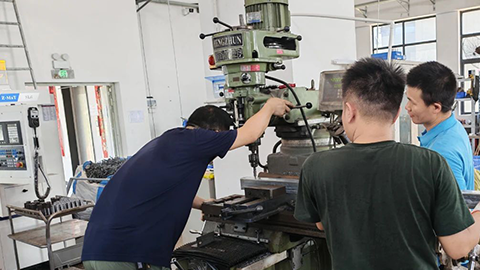 兆豐光電無(wú)影燈五金件加工車(chē)間實(shí)錄